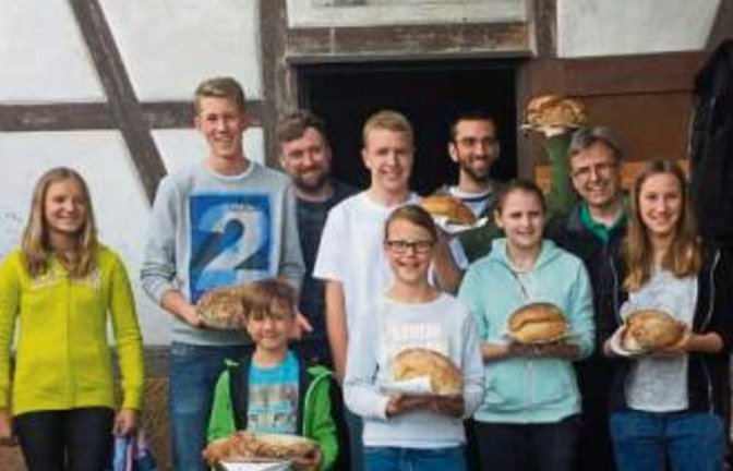 Die Schüler präsentieren ihr Brot.  Foto: p