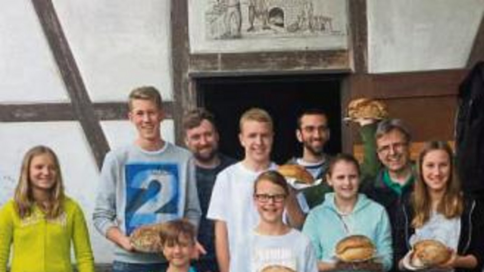 Die Schüler präsentieren ihr Brot. Foto: p Die Schüler präsentieren ihr Brot. Foto: p