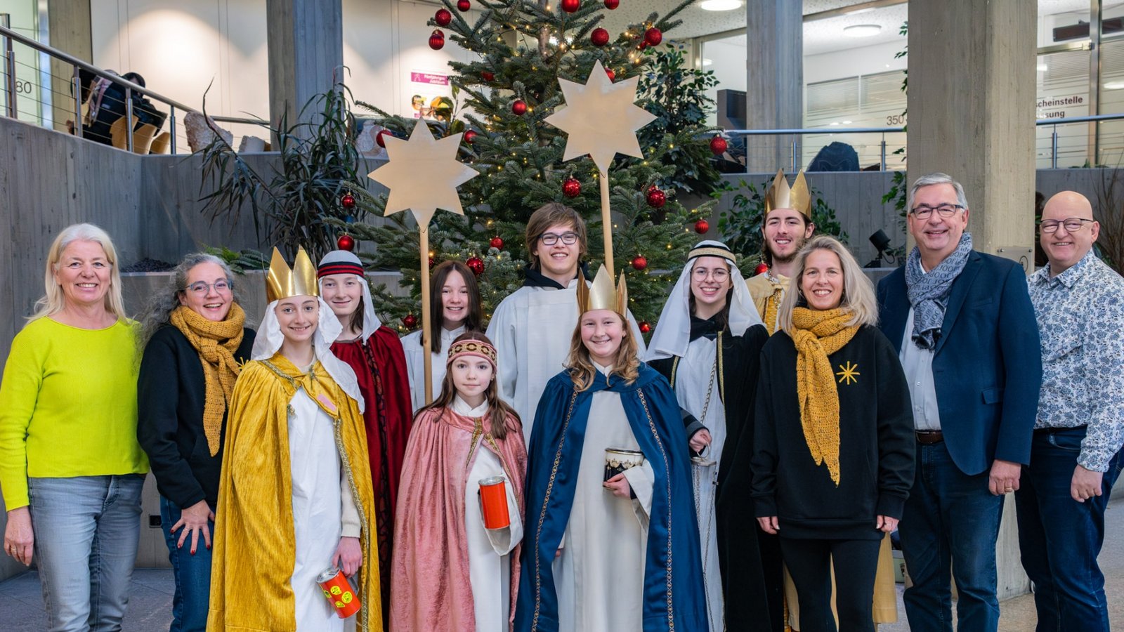 Sternsinger sind zu Besuch bei Landrat Allgaier (Zweiter von rechts).  Foto: Landratsamt