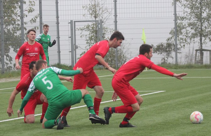 Einen Kampf im Nebel haben sich die Iptinger (grünes Trikot) und die Großglattbacher (rotes Trikot) im Hinspiel geliefert. <span class='image-autor'>Foto: Dittrich</span>