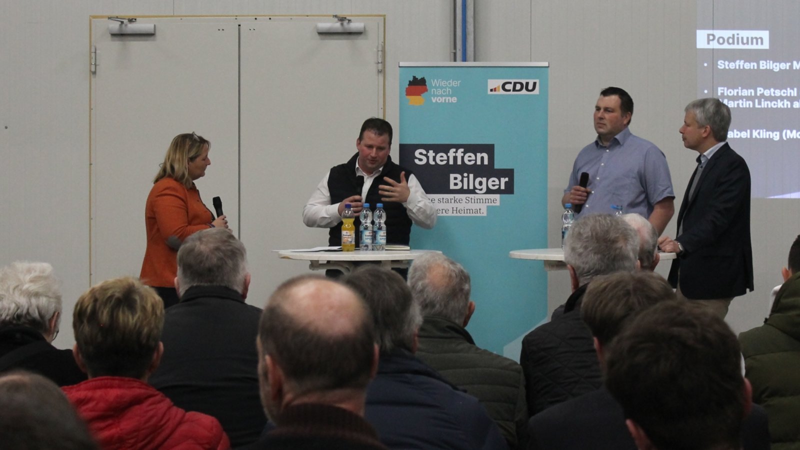 Im Gespräch: Isabel Kling, Florian Petschl, Martin Linckh und Steffen Bilger (v. li.). Foto: Pfisterer Im Gespräch: Isabel Kling, Florian Petschl, Martin Linckh und Steffen Bilger (v. li.). Foto: Pfisterer