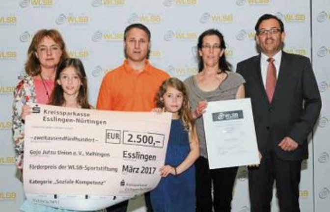 Die Mitglieder der Goju-Jutsu-Union um ihren Vorsitzenden Achim Haubennestel (Mitte) freuen sich über den Preis der WLSB-Sportstiftung. Foto: WLSB