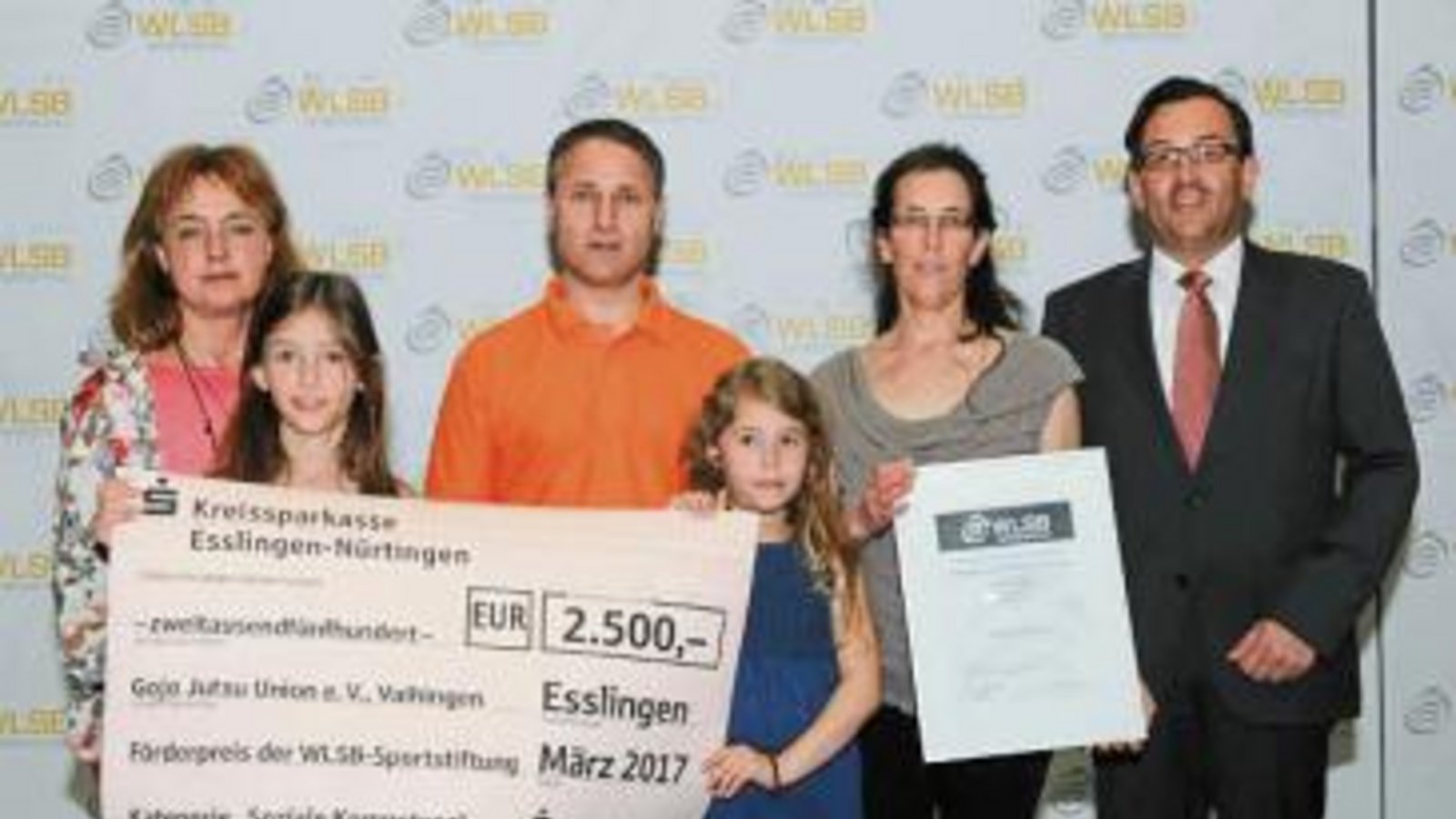 Die Mitglieder der Goju-Jutsu-Union um ihren Vorsitzenden Achim Haubennestel (Mitte) freuen sich über den Preis der WLSB-Sportstiftung. Foto: WLSB