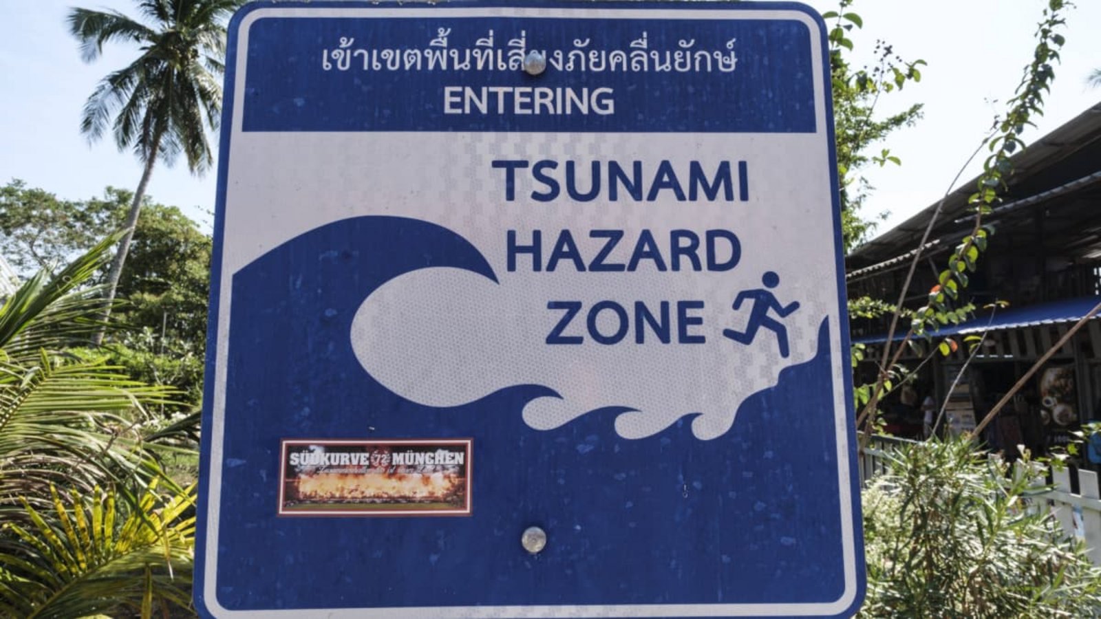 Tsunami-Warnschild auf der Insel thailändischen Insel Ko Mook.<span class='image-autor'>Imago/Stefan M Prager</span>