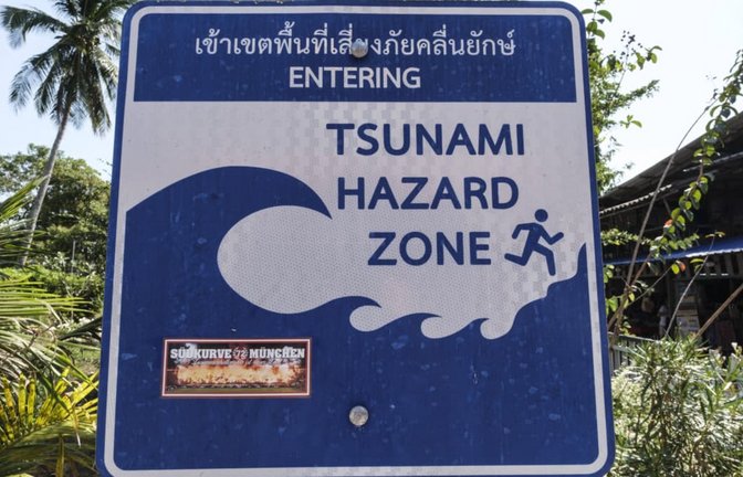 Tsunami-Warnschild auf der Insel thailändischen Insel Ko Mook.<span class='image-autor'>Imago/Stefan M Prager</span>