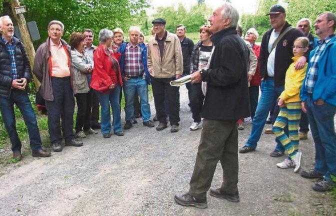 Dieter Trampus und seine Zuhörer im Illinger Wald. Foto: p