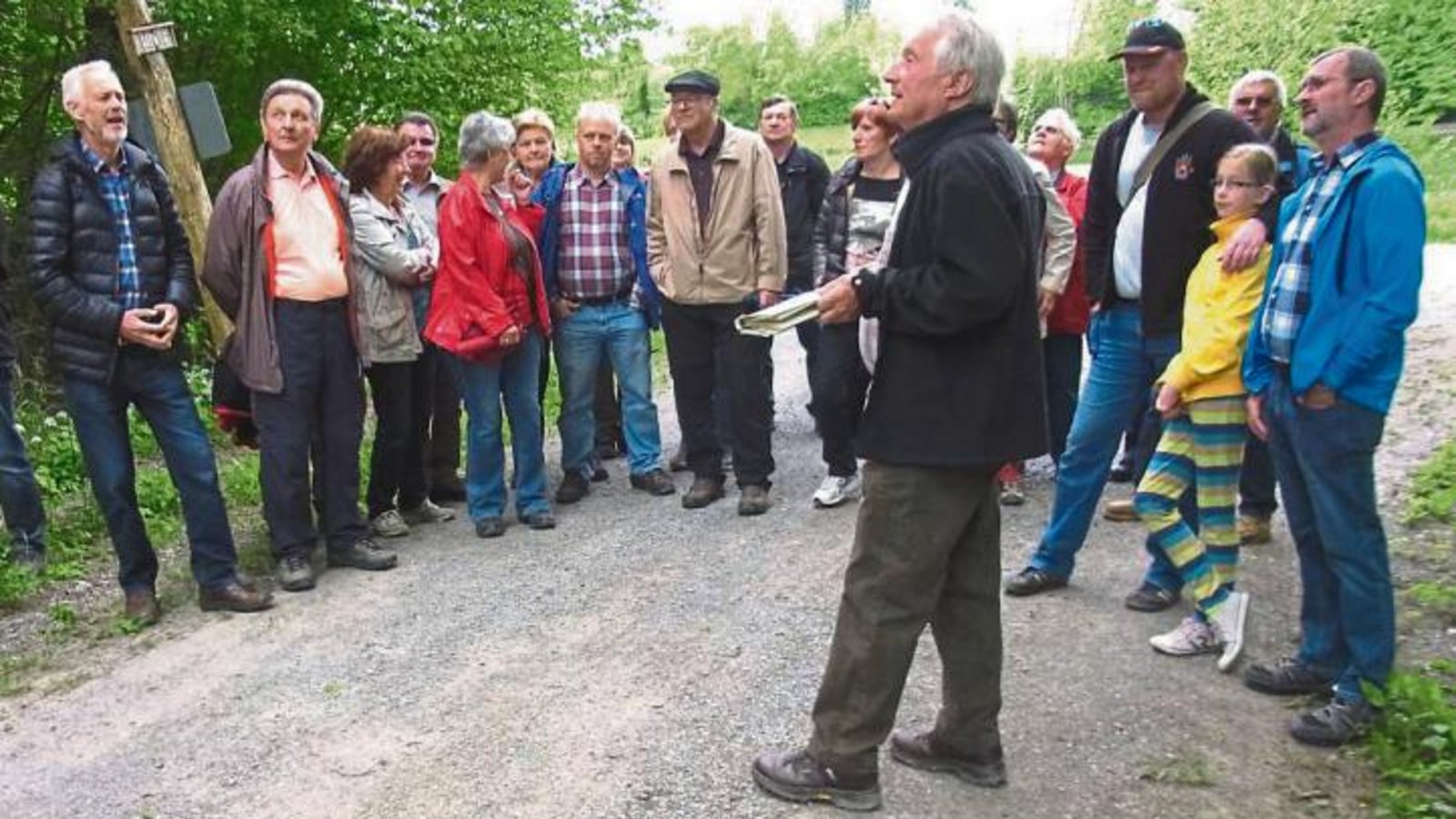 Dieter Trampus und seine Zuhörer im Illinger Wald. Foto: p