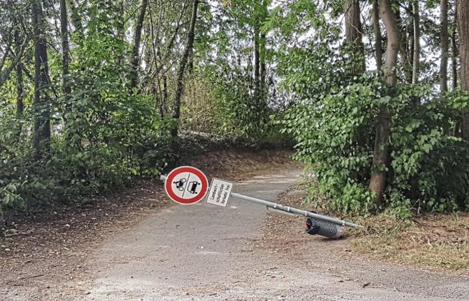 Unbekannte haben zwischen Samstag und Sonntag die Verkehrsschilder zwischen Enzweihingen und Aurich aus ihren Verankerungen gerissen.  Foto: Blessing
