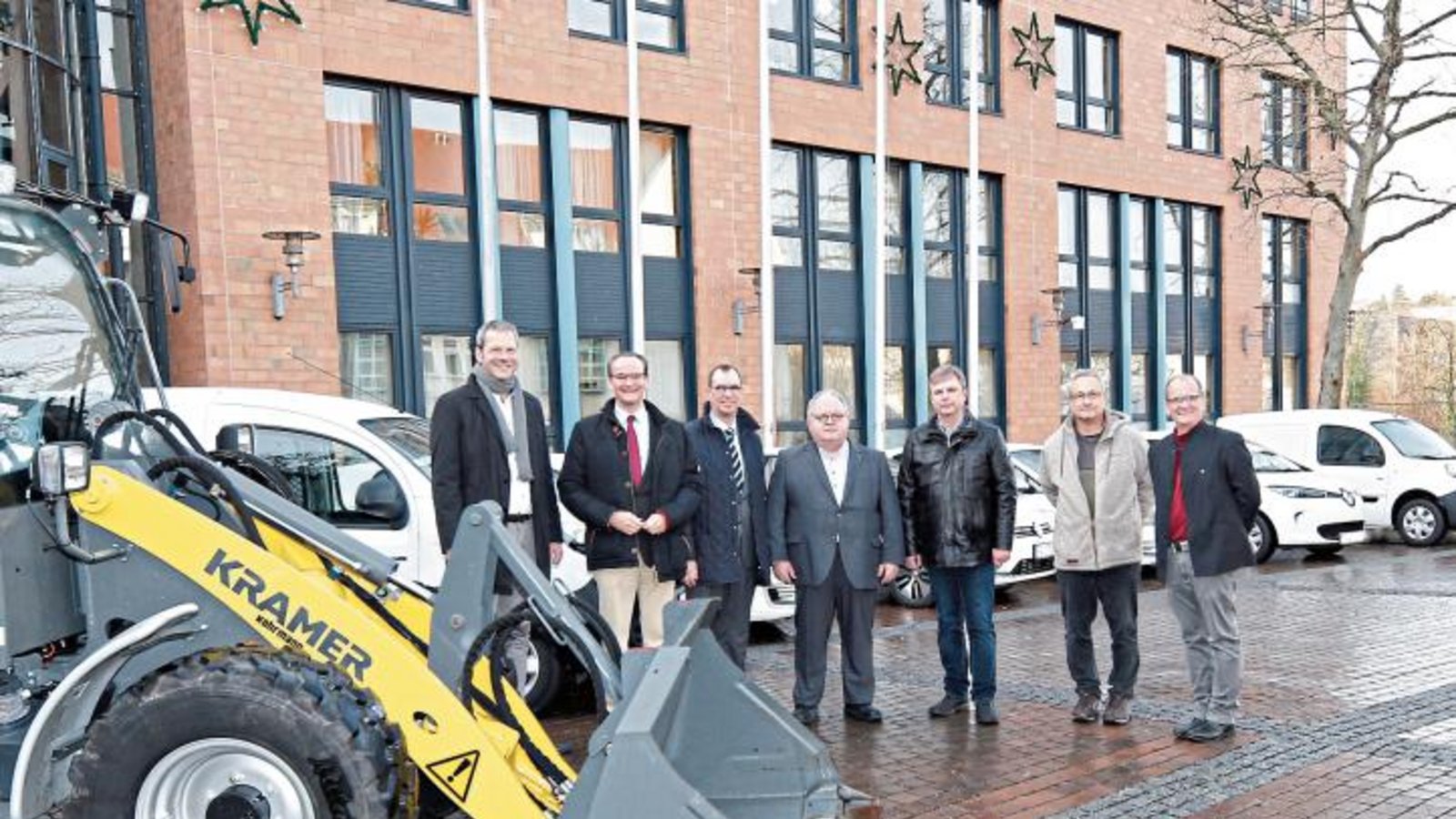 Freude über eine deutlich aufgestockte Flotte städtischer Elektrofahrzeuge: Bundestagsabgeordneter Gunther Krichbaum und Oberbürgermeister Frank Schneider (Zweiter und Dritter von links) mit den Stadträten Veit Kibele (FDP), Günter Bächle (CDU), Jürgen Metzger (SPD) und Klemens Köberle (LMU) sowie Bürgermeister Winfried Abicht (von links). Foto: Kollros Freude über eine deutlich aufgestockte Flotte städtischer Elektrofahrzeuge: Bundestagsabgeordneter Gunther Krichbaum und Oberbürgermeister Frank Schneider (Zweiter und Dritter von links) mit den Stadträten Veit Kibele (FDP), Günter Bächle (CDU), Jürgen Metzger (SPD) und Klemens Köberle (LMU) sowie Bürgermeister Winfried Abicht (von links). Foto: Kollros