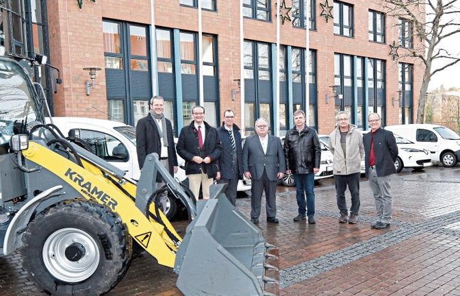 Freude über eine deutlich aufgestockte Flotte städtischer Elektrofahrzeuge: Bundestagsabgeordneter Gunther Krichbaum und Oberbürgermeister Frank Schneider (Zweiter und Dritter von links) mit den Stadträten Veit Kibele (FDP), Günter Bächle (CDU), Jürgen Metzger (SPD) und Klemens Köberle (LMU) sowie Bürgermeister Winfried Abicht (von links).  Foto: Kollros