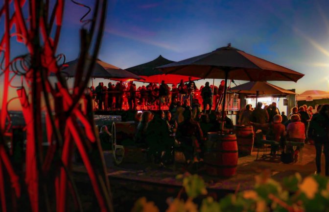 Genießen und dabei den Sonnenuntergang im Blick haben - die Sunset Lounge im Weinberg lockt am Wochenende die Besucher.<span class='image-autor'>privat (Stadt Weinstadt)</span>
