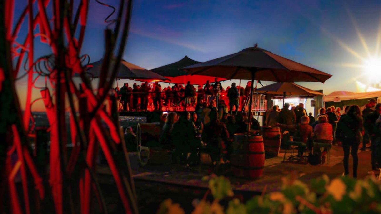 Genießen und dabei den Sonnenuntergang im Blick haben - die Sunset Lounge im Weinberg lockt am Wochenende die Besucher.privat (Stadt Weinstadt) Genießen und dabei den Sonnenuntergang im Blick haben - die Sunset Lounge im Weinberg lockt am Wochenende die Besucher.privat (Stadt Weinstadt)