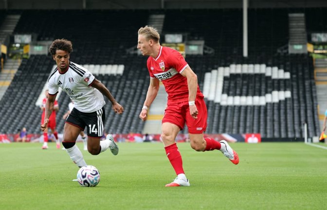 Chris Führich (rechts) zieht zum Tor&nbsp;– am Ende verliert er mit dem VfB aber beim FC Fulham mit 0:1.<span class='image-autor'>IMAGO/Pressefoto Rudel/Robin Rudel</span>