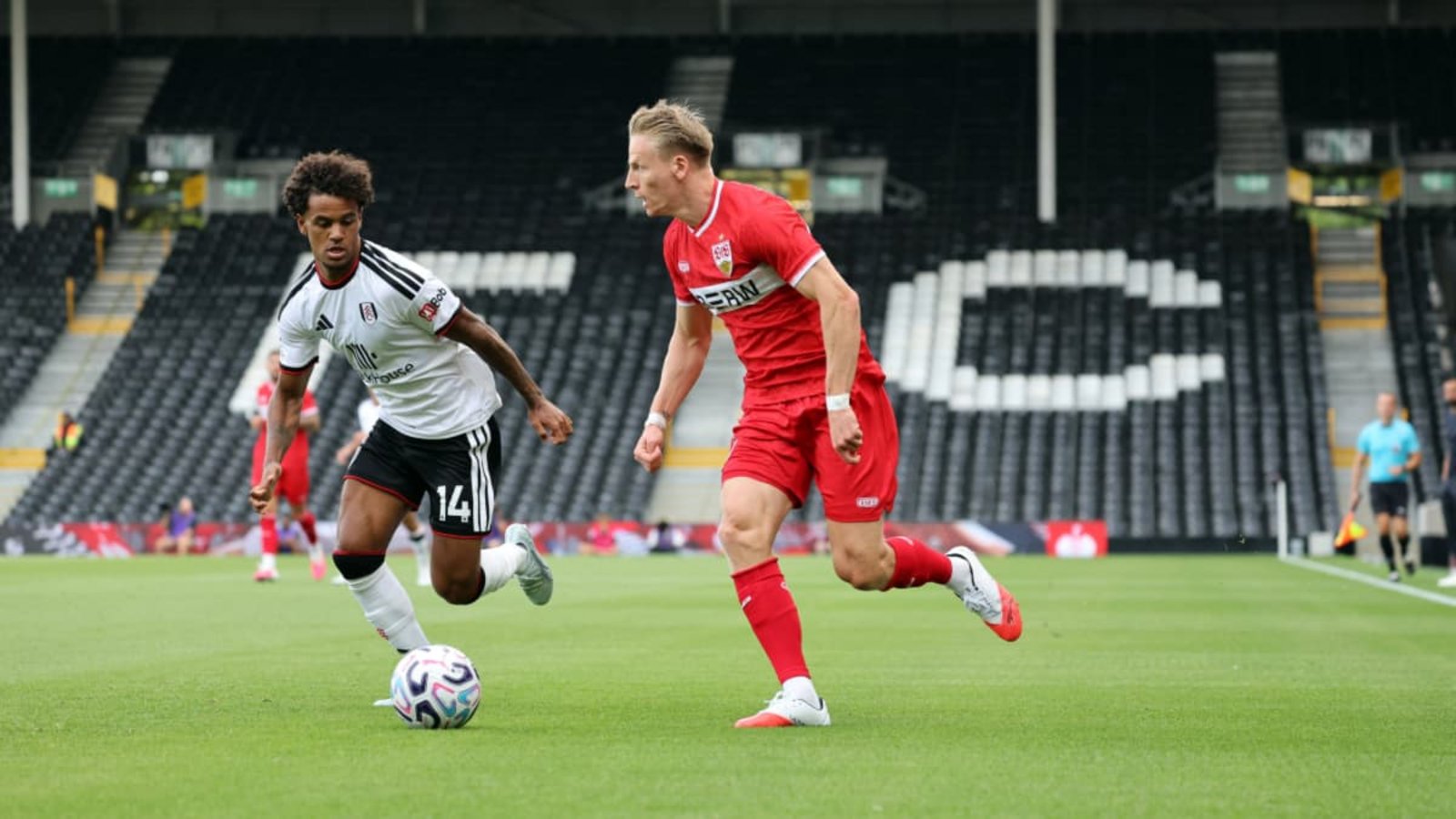 Chris Führich (rechts) zieht zum Tor – am Ende verliert er mit dem VfB aber beim FC Fulham mit 0:1.IMAGO/Pressefoto Rudel/Robin Rudel Chris Führich (rechts) zieht zum Tor – am Ende verliert er mit dem VfB aber beim FC Fulham mit 0:1.IMAGO/Pressefoto Rudel/Robin Rudel