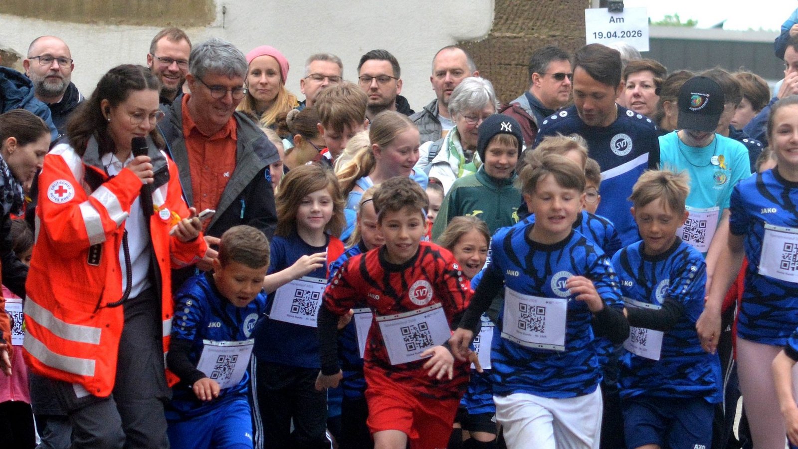 Start frei für einen Lauf, bei dem sich jeder Meter auszahlt: Die jungen Teilnehmer sind hochmotiviert. Das freut DRK-Organisatorin Chiara Zipperle (mit Mikrofon) und den Illinger Bürgermeister Armin Pioch (rechts daneben).  Fotos: Stahlfeld
