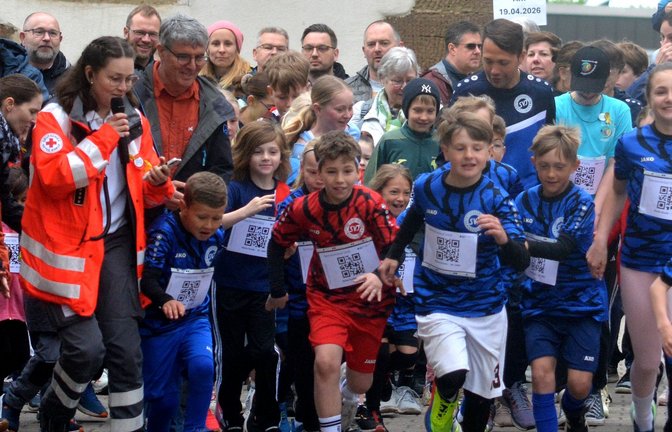 Start frei für einen Lauf, bei dem sich jeder Meter auszahlt: Die jungen Teilnehmer sind hochmotiviert. Das freut DRK-Organisatorin Chiara Zipperle (mit Mikrofon) und den Illinger Bürgermeister Armin Pioch (rechts daneben).  <span class='image-autor'>Fotos: Stahlfeld</span>