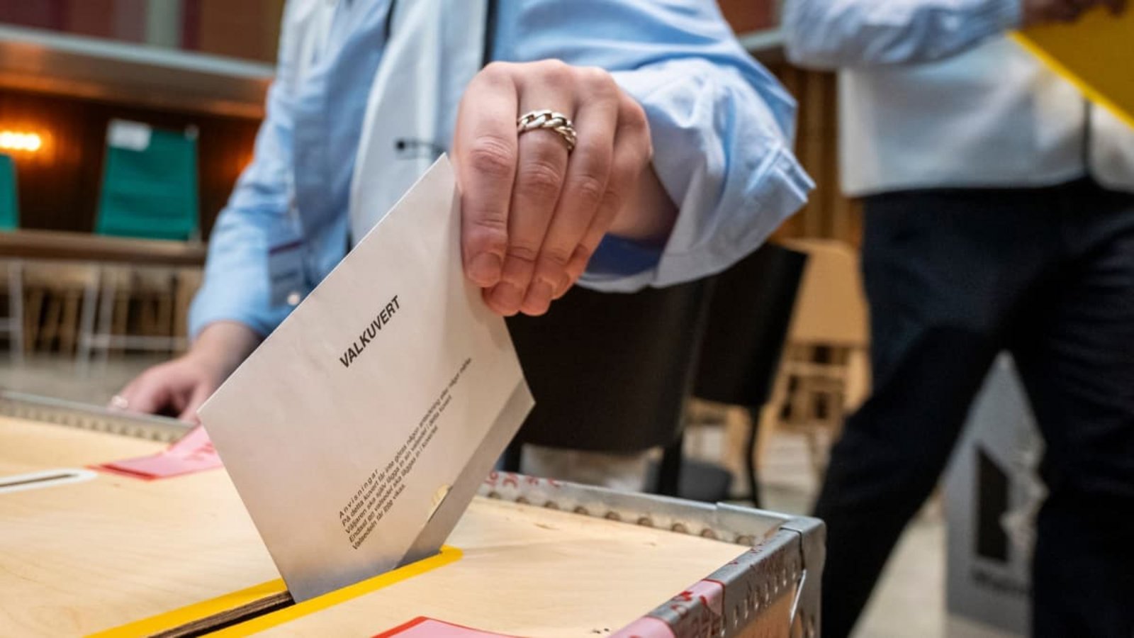 Eine Wählerin wirft in einem Wahllokal im Rathaus von Malmö ein Wahlumschlag in eine Wahlurne.Johan Nilsson/TT News Agency via AP/dpa
