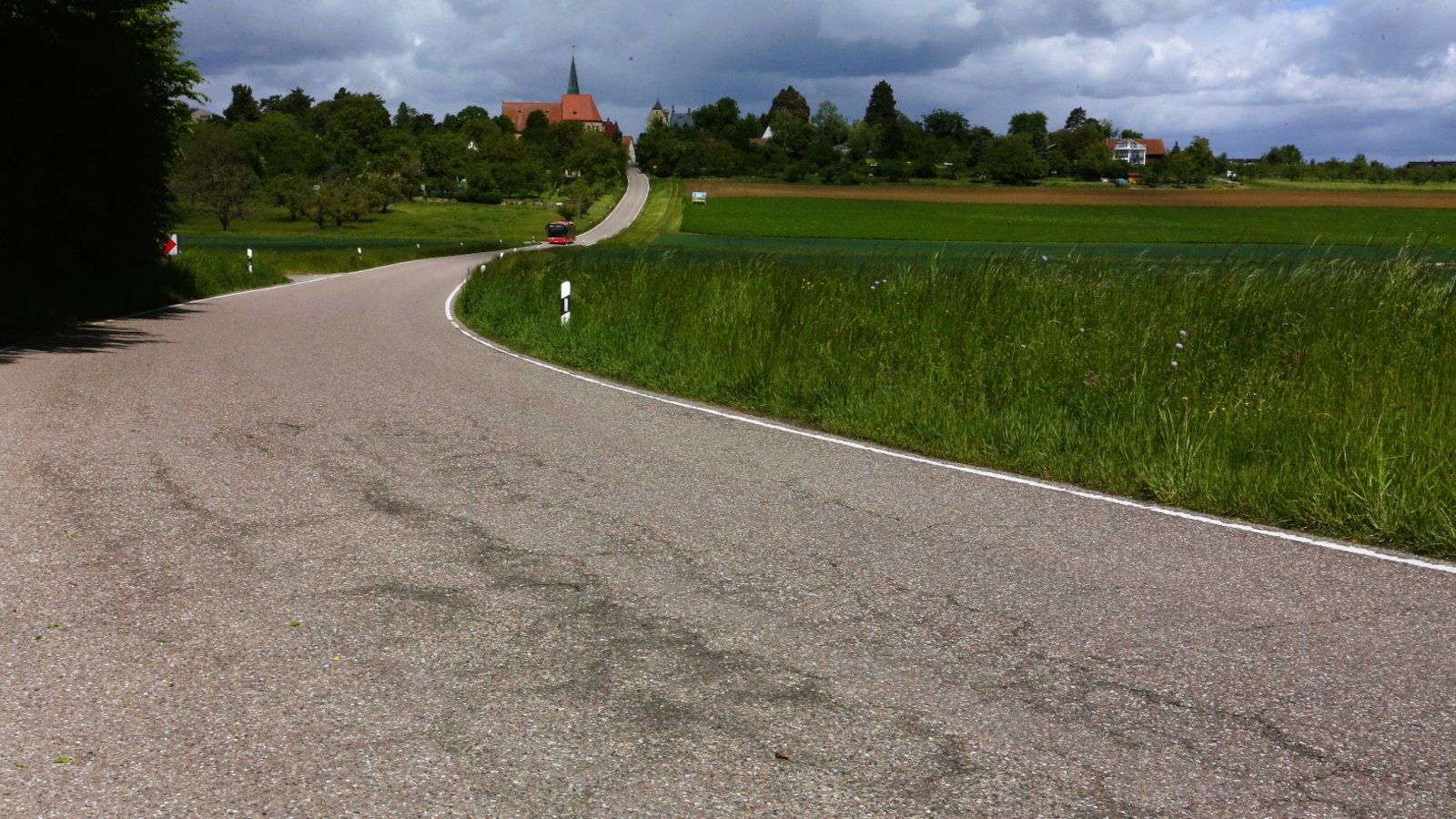 Zwischen Nussdorf und Eberdingen wird die Kreisstraße 1651 im Sommer saniert. Foto: Küppers Zwischen Nussdorf und Eberdingen wird die Kreisstraße 1651 im Sommer saniert. Foto: Küppers
