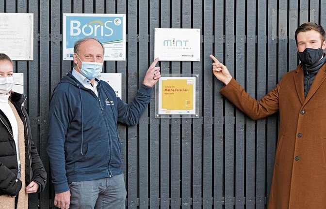 Mit Brief und Siegel – die neue Mint-Tafel ziert den Osteingang am Lichtenstern-Gymnasium Sachsenheim. Das finden Schulleiter Reinhart Gronbach, Marlene Bauer, Hans Bader, Martin Rosenlöcher und Paul Metz (von links) absolut angemessen. Fotos: p
