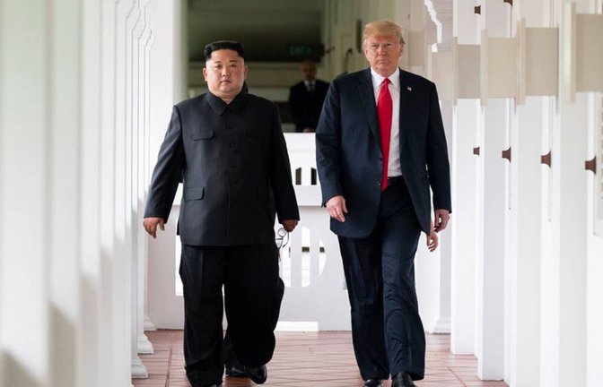 Ein Treffen, dass weltpolitisch für Irritationen sorgte: Der Gipfel mit US-Präsident Donald Trump (rechts) und dem nordkoreanischen Diktator Kim Jong Un im Jahr 2018.<span class='image-autor'>imago images/UPI Photo</span>