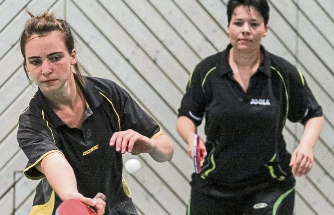 Die Eingangsdoppel – wie hier Sina Ahlers und Jennifer Bauer (von links) – seien oft die halbe Miete zum Erfolg gewesen, sagt Bauer. Foto: Simecek