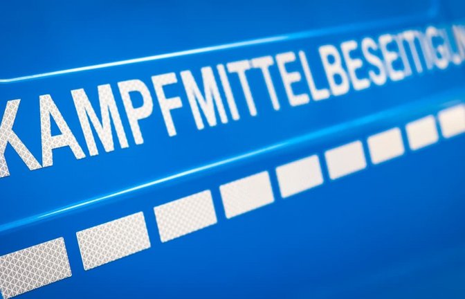 Spezialisten des Kampfmittelbeseitigungsdienstes werden am Abend die Weltkriegsbombe entschärfen. (Symbolbild)<span class='image-autor'>Moritz Frankenberg/dpa</span>