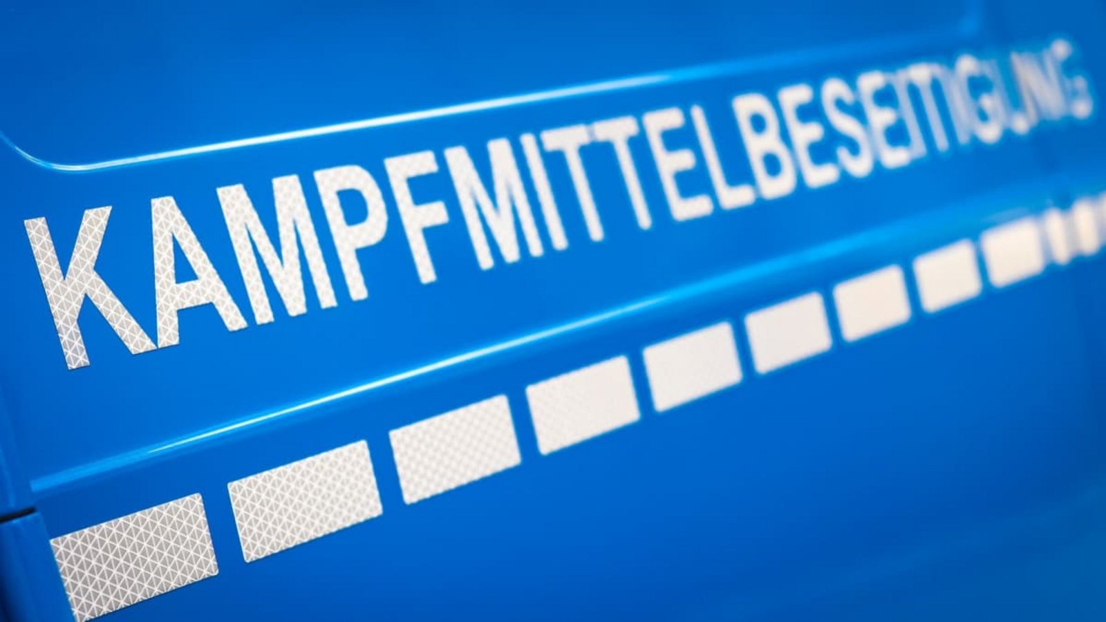 Spezialisten des Kampfmittelbeseitigungsdienstes werden am Abend die Weltkriegsbombe entschärfen. (Symbolbild)Moritz Frankenberg/dpa Spezialisten des Kampfmittelbeseitigungsdienstes werden am Abend die Weltkriegsbombe entschärfen. (Symbolbild)Moritz Frankenberg/dpa