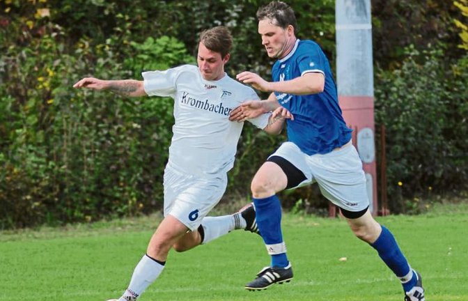 Daniel Heyd (links) wartet seit sechs Monaten auf ein Erfolgserlebnis mit dem TSV Aurich. Morgen gastiert der SC Hohenhaslach auf dem Fußballplatz über dem Kreuzbachtal. Foto: Nachreiner