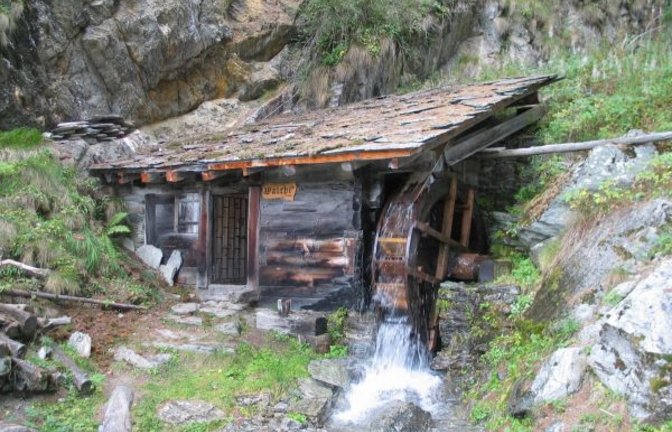 Eine Walkmühle im Wallis, die Jägertonimühle im Schwarzwald und Mühlenfotograf Willem van Bergen daheim in Vaihingen. Foto: Rücker