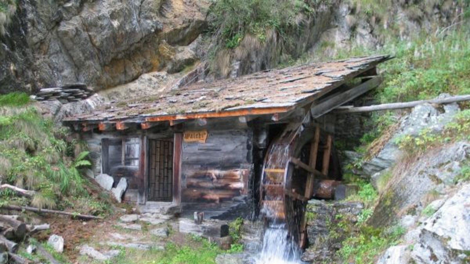 Eine Walkmühle im Wallis, die Jägertonimühle im Schwarzwald und Mühlenfotograf Willem van Bergen daheim in Vaihingen. Foto: Rücker