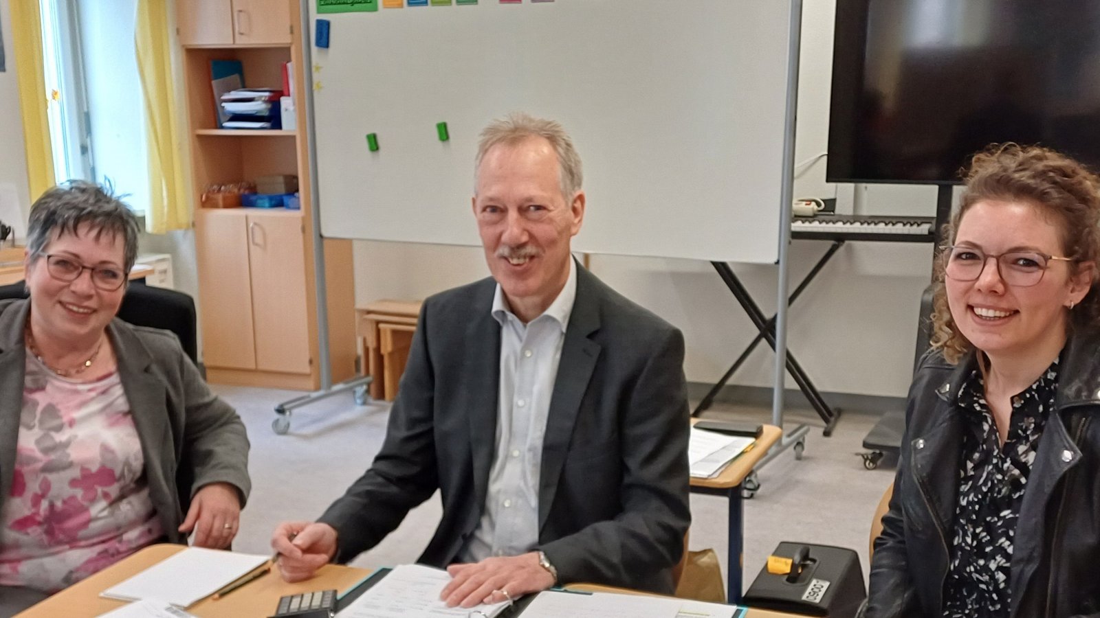 Wahlhelfer im Wahllokal Grundschule Aurich (von links): Margit Fox-Rappold, Hans Rentschler und Maxi Heidt. Foto: Rücker