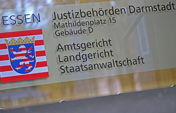 Ein Schild mit der Aufschrift «Justizbehörden Darmstadt - Amtsgericht - Landgericht - Staatsanwaltschaft» hängt am Gebäude der Justizbehörden.<span class='image-autor'>Michael Brandt/dpa</span>