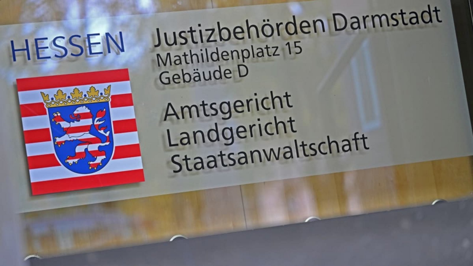 Ein Schild mit der Aufschrift «Justizbehörden Darmstadt - Amtsgericht - Landgericht - Staatsanwaltschaft» hängt am Gebäude der Justizbehörden.Michael Brandt/dpa Ein Schild mit der Aufschrift «Justizbehörden Darmstadt - Amtsgericht - Landgericht - Staatsanwaltschaft» hängt am Gebäude der Justizbehörden.Michael Brandt/dpa
