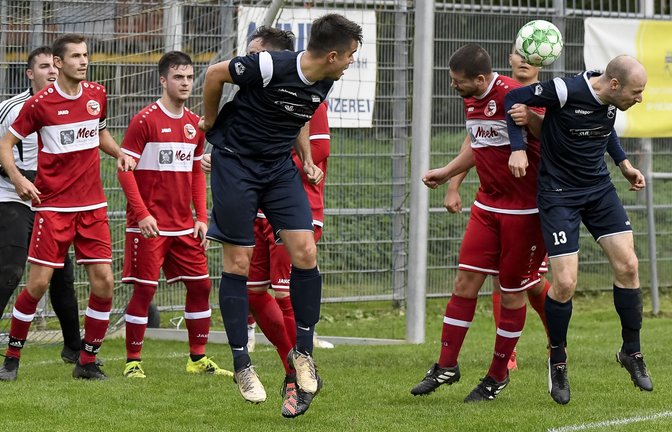 Patrick Gebhardt (Mitte) und Cornelius Janzen (rechts) vom SV Riet möchten in Kleinglattbach dreifach punkten.  <span class='image-autor'>Foto: Leitner</span>