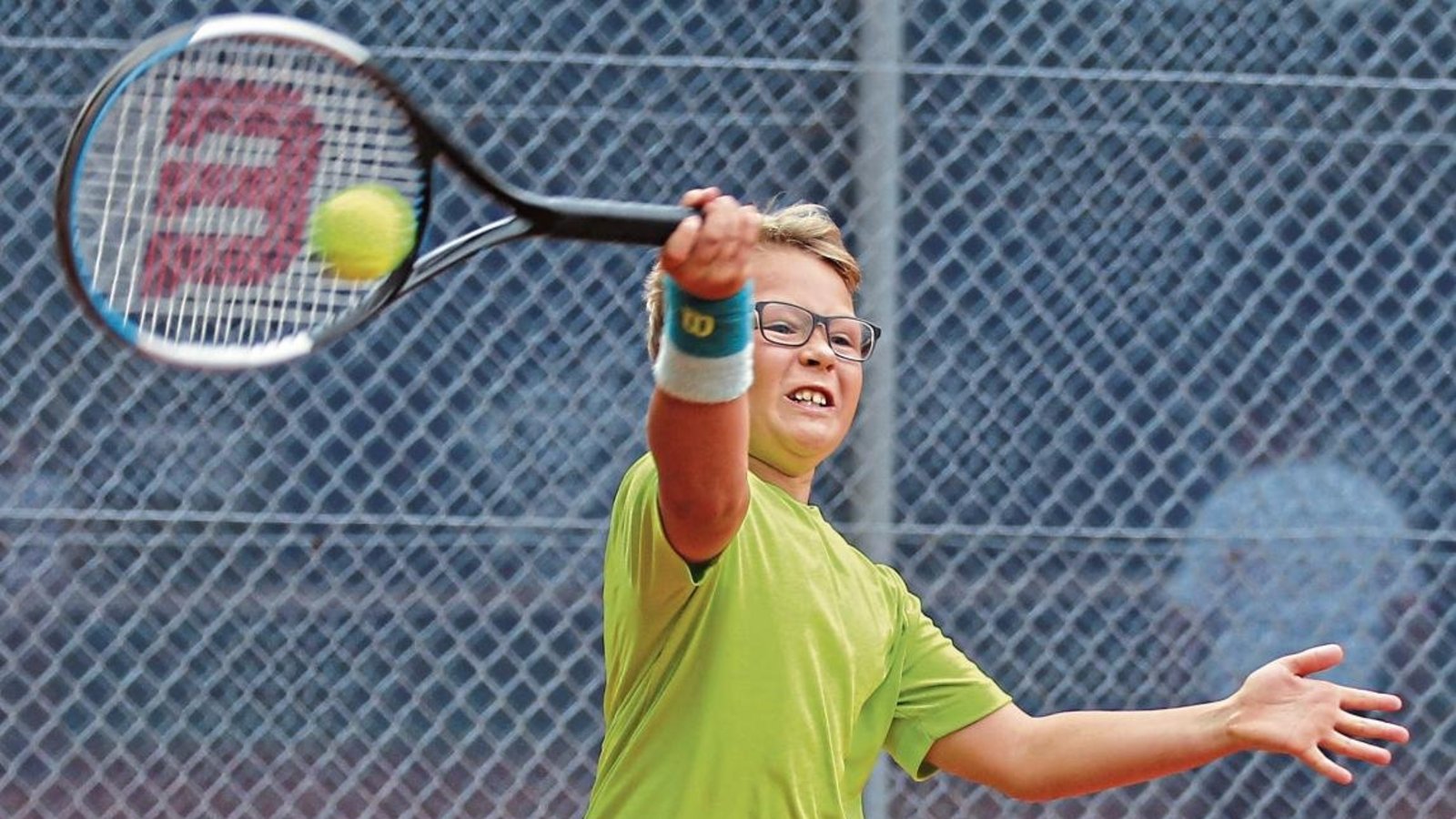 Levin Rieth kämpfte verbissen. Gegen Valentin Mangold (TC Leonberg), der bis ins Finale einzog, stand er auf verlorenem Posten. Foto: Nachreiner