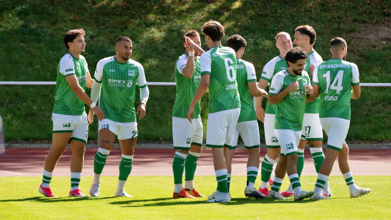 Frühes Tor, früher Jubel: Der GSV Maichingen feiert das 1:0 in Minute zehn gegen den ASV Botnang.Eibner-Pressefoto/Andreas Ulmer