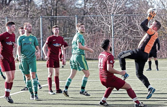 Oftmals ohne Gegentor blieb die Defensive der Iptinger um Torwart Marco Euchenhofer (rechts). Foto: Küppers