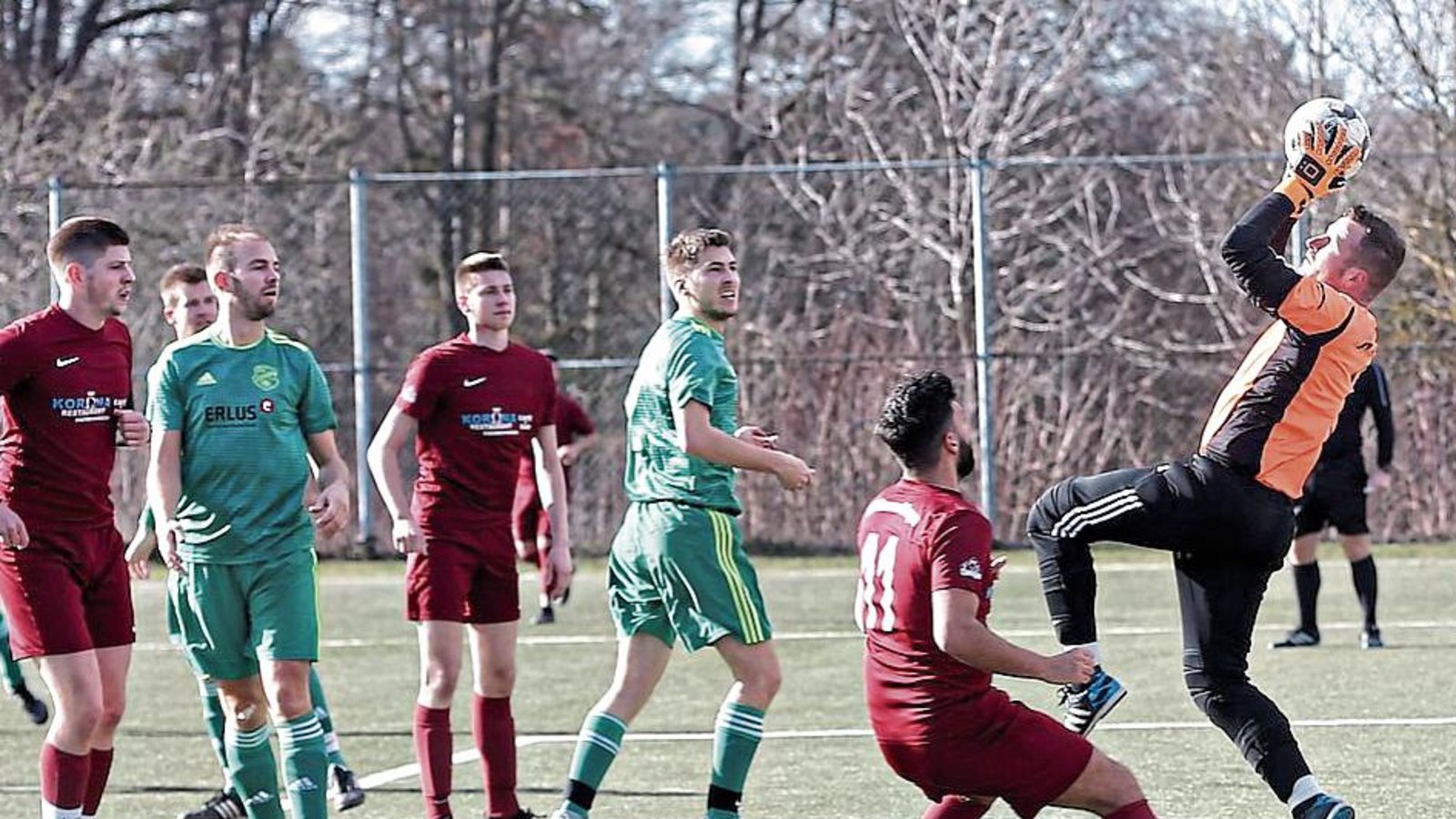 Oftmals ohne Gegentor blieb die Defensive der Iptinger um Torwart Marco Euchenhofer (rechts). Foto: Küppers Oftmals ohne Gegentor blieb die Defensive der Iptinger um Torwart Marco Euchenhofer (rechts). Foto: Küppers