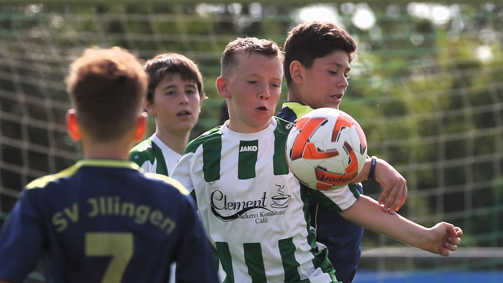 Im Eröffnungsspiel kassieren die E-Junioren des gastgebenden SV Iptingen (grün-weiß gestreift) ein 0:1 gegen den SV Illingen. Foto: Küppers Im Eröffnungsspiel kassieren die E-Junioren des gastgebenden SV Iptingen (grün-weiß gestreift) ein 0:1 gegen den SV Illingen. Foto: Küppers