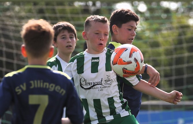 Im Eröffnungsspiel kassieren die E-Junioren des gastgebenden SV Iptingen (grün-weiß gestreift) ein 0:1 gegen den SV Illingen. <span class='image-autor'>Foto: Küppers</span>