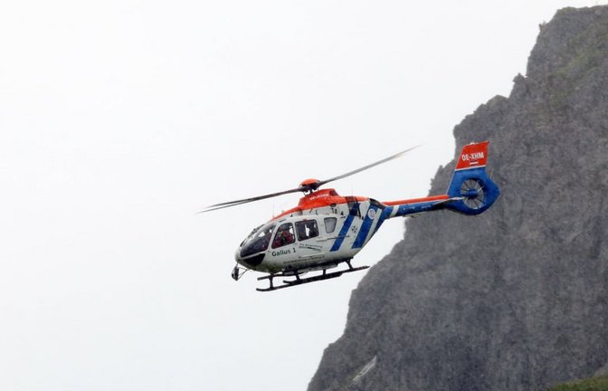 Ein Rettungshubchrauber half bei der Suche nach dem Vermissten (Symbolbild).<span class='image-autor'>IMAGO/Rene Traut</span>
