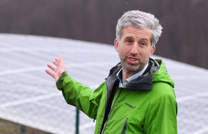„Verstehen Sie, wie man da morgens in den Schreibtisch beißt?“ Boris Palmer an einem seiner Beispiele für zu viele Vorschriften im Land: dem Solarpark bei den „Lustnauer Ohren“.<span class='image-autor'>www.imago-images.de / Ulmer</span>