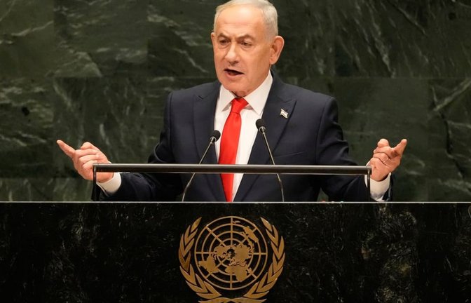Benjamin Netanjahu, Ministerpräsident von Israel, spricht im Hauptquartier der Vereinten Nationen während der 81. Sitzung der Generalversammlung der Vereinten Nationen.<span class='image-autor'>Seth Wenig/AP/dpa</span>