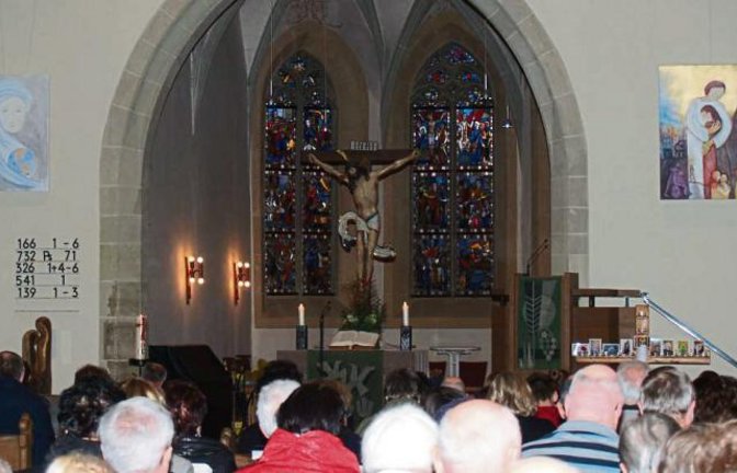 Noch wirken sie fremd, doch bald werden dem Kirchenbesucher die Bilder von Shirley Grözinger-Hoffmann (links) und Traute Leinen (über der Kanzel) ein vertrauter und – so hoffen die Künstlerinnen – auch ein Trost spendender Anblick sein.  Foto: Filitz