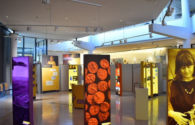 Das Stadtmuseum Sachsenheim lädt Ende Oktober an drei Tagen zu einem abwechslungsreichen Programm rund um seine Sonderausstellung „Kelten in Baden-Württemberg“ ein. So können am Freitag (28. Oktober) von 18 bis 20.30 Uhr bei einem Töpferkurs für Erwachsene mit Andrea Holler vom Keramikstudio Liebhaber-Keramik handgeformte Schalen im Stil der Kelten gestaltet, liebevoll verziert und glasiert werden. Kleinen Künstlern ab fünf Jahren steht dann am Samstag (29. Oktober) ein Kindertöpferkurs offen, in dem kleine Öllämpchen gefertigt werden. Hier kann man zwischen einem Vormittags- oder Nachmittagstermin wählen. Bei einer öffentlichen Führung für Erwachsene am Sonntag (30. Oktober) von 15 bis 16.30 Uhr werden in der Keltenausstellung dann spektakuläre Fundorte und einzigartige Objekte aus Baden-Württemberg detailliert, aber kurzweilig und facettenreich vorgestellt. Nach der Führung lädt das Museum dann noch zum Ausklang mit Honigwein (Met) ein. Im Gegensatz zu den Töpferkursen (Anmeldung unter 0 71 47 / 92 23 94 oder stadtmuseum@sachsenheim.de) ist hier keine Voranmeldung erforderlich. <span class='image-autor'>Foto: p</span>