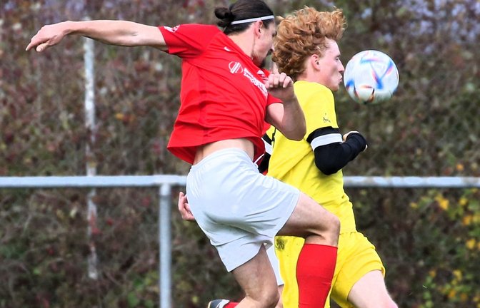Immer den Ball vor der Nase: Kevin Steinl (rechts) setzt sich im Duell mit Marco Burkhardt durch. <span class='image-autor'>Foto: Küppers</span>