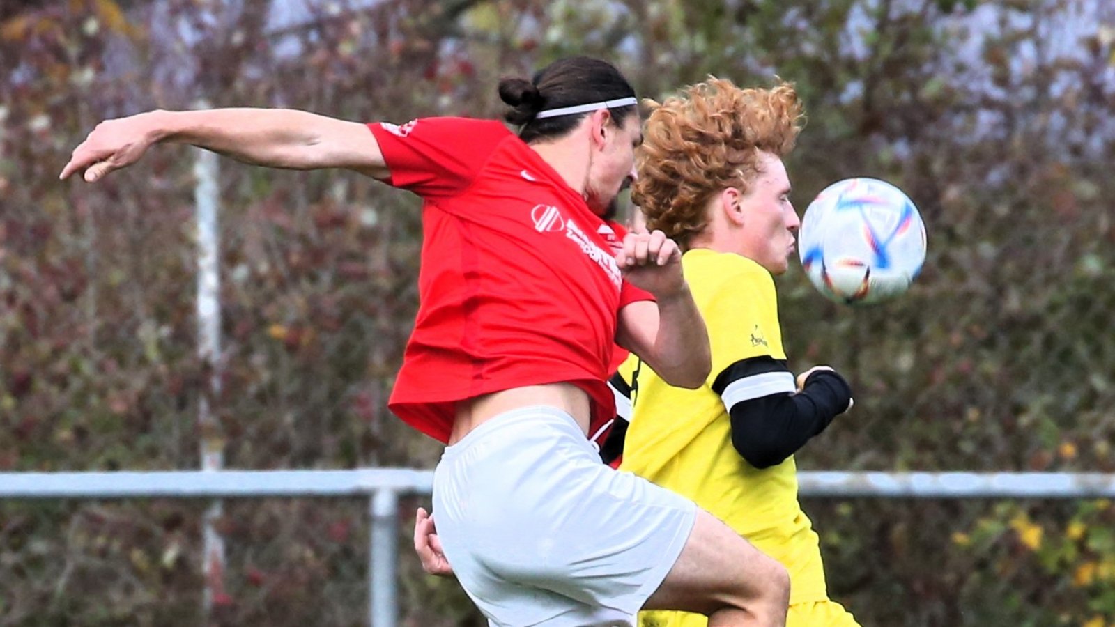 Immer den Ball vor der Nase: Kevin Steinl (rechts) setzt sich im Duell mit Marco Burkhardt durch. Foto: Küppers Immer den Ball vor der Nase: Kevin Steinl (rechts) setzt sich im Duell mit Marco Burkhardt durch. Foto: Küppers