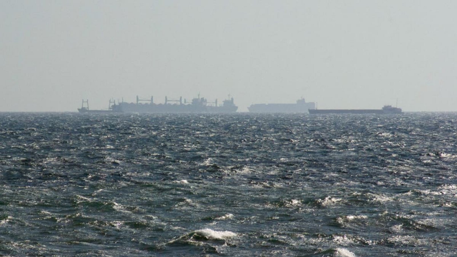 Schiffe am Horizont warten auf Einlass in den Hafen Constanta. Wegen des russischen Angriffskriegs gegen die Ukraine wird der Transport des weltweit benötigten ukrainischen Weizens über ukrainische Schwarzmeer-Häfen behindert. (Symbolbild).Kathrin Lauer/dpa Schiffe am Horizont warten auf Einlass in den Hafen Constanta. Wegen des russischen Angriffskriegs gegen die Ukraine wird der Transport des weltweit benötigten ukrainischen Weizens über ukrainische Schwarzmeer-Häfen behindert. (Symbolbild).Kathrin Lauer/dpa