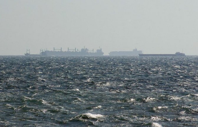 Schiffe am Horizont warten auf Einlass in den Hafen Constanta. Wegen des russischen Angriffskriegs gegen die Ukraine wird der Transport des weltweit benötigten ukrainischen Weizens über ukrainische Schwarzmeer-Häfen behindert. (Symbolbild).<span class='image-autor'>Kathrin Lauer/dpa</span>