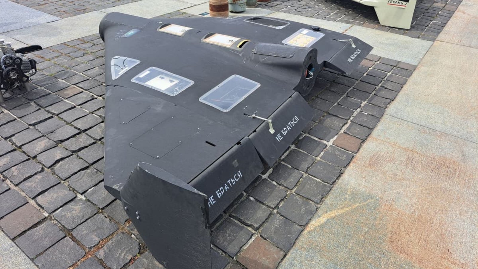 Ausgestellte über der Ukraine abgeschossene russische Kampfdrohnen iranischer Bauart des Typs «Geran 2» liegen nebeneinander auf dem Boden. (zu dpa: «Russischer Drohnenangriff: Ein Toter und Verletzte in Kiew»)Andreas Stein/dpa